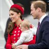 Le duc et la duchesse de Cambridge arrivant avec le prince George à Wellington le 7 avril 2014 pour leur tournée en Nouvelle-Zélande.