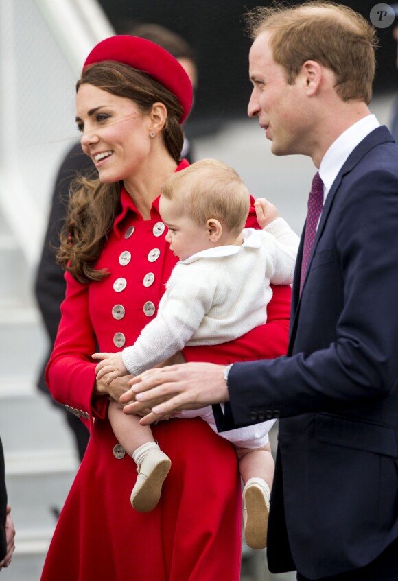 Le duc et la duchesse de Cambridge arrivant avec le prince George à Wellington le 7 avril 2014 pour leur tournée en Nouvelle-Zélande.