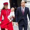 Kate Middleton, en manteau Catherine Walker et calot Gina Foster, le prince William et le prince George ont atterri le 7 avril 2014 à Wellington pour le début de leur tournée en Nouvelle-Zélande, jusqu'au 16 avril.