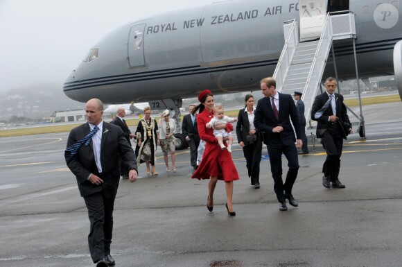 Le duc et la duchesse de Cambridge arrivant avec leur bébé le prince George à Wellington le 7 avril 2014 pour leur tournée officielle en Nouvelle-Zélande.