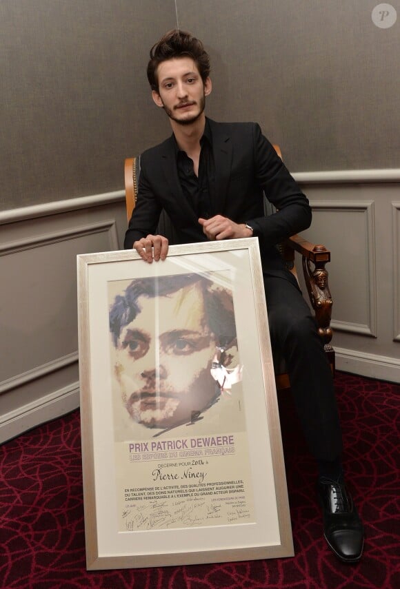 Pierre Niney (lauréat du prix Patrick Dewaere 2014) lors de la 33e édition du prix Romy Schneider et Patrick Dewaere à l'hôtel Scribe à Paris le 7 avril 2014.