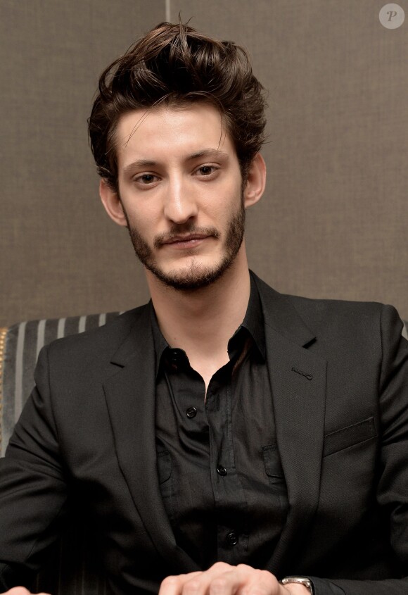 Pierre Niney lors de la 33e édition du prix Romy Schneider et Patrick Dewaere à l'hôtel Scribe à Paris le 7 avril 2014.