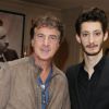 Pierre Niney (lauréat du prix Patrick Dewaere 2014) et François Cluzet lors de la 33e édition du prix Romy Schneider et Patrick Dewaere à l'hôtel Scribe à Paris le 7 avril 2014.