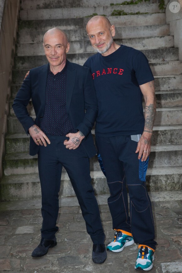 Pierre et Gilles à l'occasion de la carte blanche accordée au duo pour la rétrospective consacrée à l'âge d'or de la Manufacture des Gobelins au siècle des Lumières, à Paris, le 7 avril 2014.