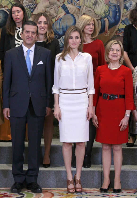 La princesse Letizia d'Espagne recevait les salariés du magazine Mujey Hoy, le 9 avril 2014 à la Zarzuela, à Madrid, pour le 15e anniversaire de la publication