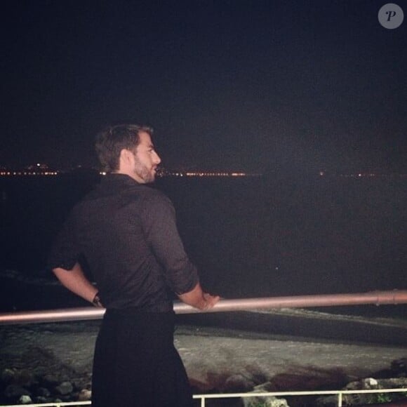 Harry Louis pose face à l'océan pour annoncer qu'il est amoureux, le 10 avril 2014.