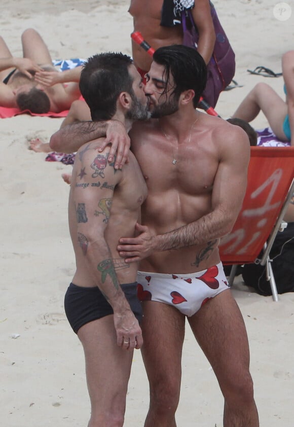 Marc Jacobs et Harry Louis en vacances sur une plage d'Ipanema à Rio de Janeiro, le 7 avril 2013.
