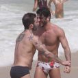 Marc Jacobs et Harry Louis en vacances sur une plage d'Ipanema à Rio de Janeiro, le 7 avril 2013.