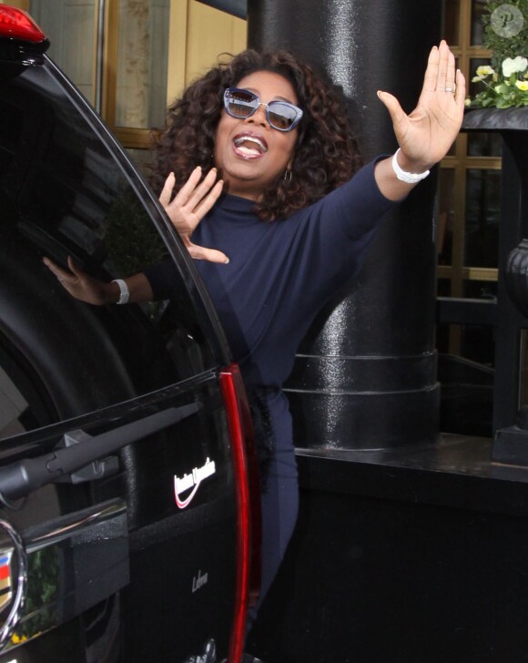 L'animatrice Oprah Winfrey sort de son hôtel à Washington. Le 05 Avril 2014.