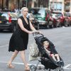 Exclusive - Kelly, épouse de Mike Myers, promenant leur fils Spike à New York le 6 août 2013. Le couple a eu son second enfant, une petite Sunday, le 11 avril 2014.