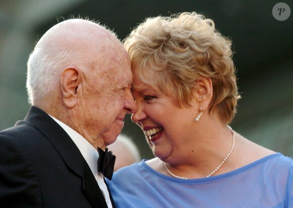Mickey Rooney et sa femme Jan sur le Hollywood Walk of Fame le 26 avril 2004.