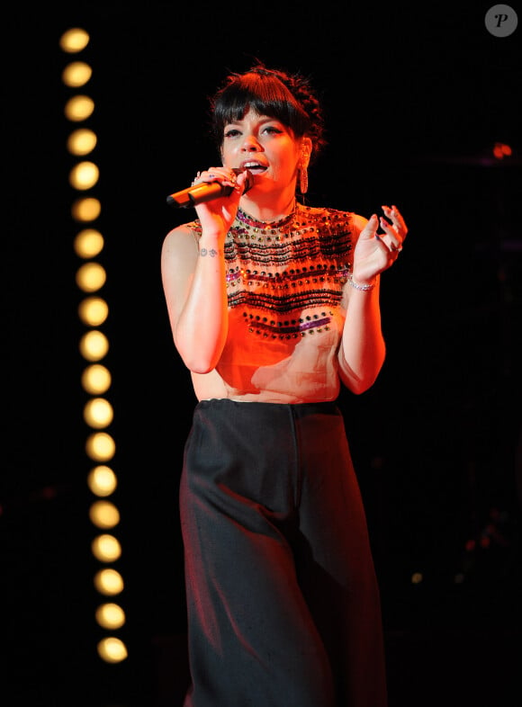 Lily Allen sur la scène du Royal Albert Hall pour un concert de soutien à l'association Coram, à Londres, le 1er avril 2014.