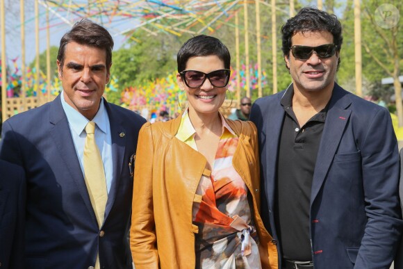 Marco Antonio Lomanto (directeur d'Embratur, office du tourisme brésilien), Cristina Cordula et Rai lors de l'inauguration du Grand Carnaval brésilien "Sensacional Brasil" au Jardin d'Acclimatation à Paris, le 12 avril 2014.