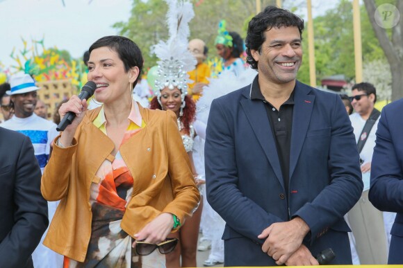 L'ex-star du PSG Rai et Cristina Cordula lors de l'inauguration du Grand Carnaval brésilien "Sensacional Brasil" au Jardin d'Acclimatation à Paris, le 12 avril 2014.
