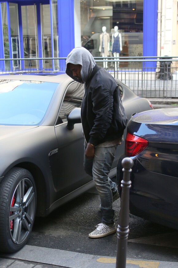 Kanye West, surpris à la descente de sa Porsche Panamera dans le 8e arrondissement de Paris, 14 avril 2014.