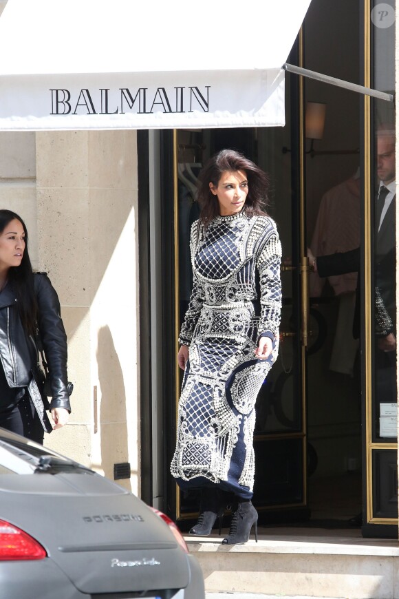 Kim Kardashian quitte la boutique Balmain dans le 8e arrondissement de Paris. Le 14 avril 2014.