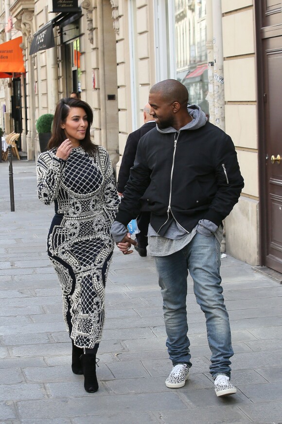 Kim Kardashian et Kanye West, main dans la main dans le 8e arrondissement, se rendent chez Balmain, au 44 rue François-1er. Paris, le 14 avril 2014.