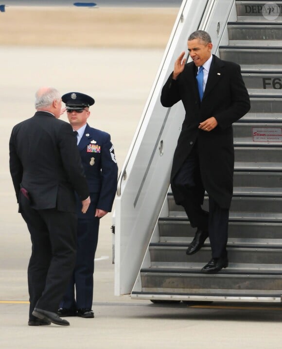 Le président Barack Obama arrive à l'aéroport de Chicago, pour assister au "Democratic National Committee Fundraiser" le 2 avril 2014