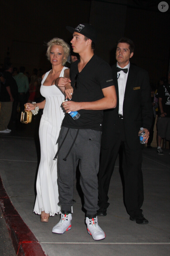 Pamela Anderson en compagnie de son fils Dylan Jagger Lee et de son mari Rick Salomon à la sortie d'un match de boxe à Las Vegas, le 12 avril 2014.