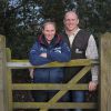 Zara Phillips et Mike Tindall posant en toute tendresse le 9 avril 2014 à Gatcombe Park, dans le Gloucestershire, à quelques jours de la rentrée de Zara en compétition après la naissance en janvier de leur fille Mia.