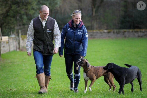 Zara Phillips et Mike Tindall avec leurs chiens le 9 avril 2014 à Gatcombe Park, dans le Gloucestershire, à quelques jours de la rentrée de Zara en compétition après la naissance en janvier de leur fille Mia.