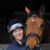 Zara Phillips pose avec son cheval Horse Kingdom le 9 avril 2014 à Gatcombe Park, dans le Gloucestershire, à quelques jours de la rentrée de Zara en compétition après la naissance en janvier de sa fille Mia.