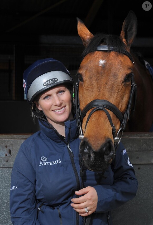 Zara Phillips pose avec son cheval Horse Kingdom le 9 avril 2014 à Gatcombe Park, dans le Gloucestershire, à quelques jours de la rentrée de Zara en compétition après la naissance en janvier de sa fille Mia.