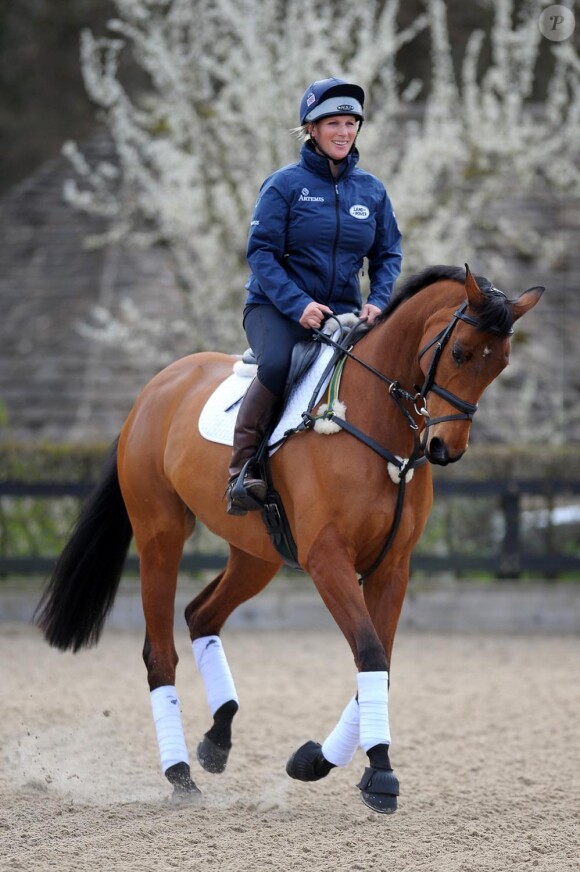 Zara Phillips et son cheval Horse Kingdom le 9 avril 2014 à Gatcombe Park, dans le Gloucestershire, à quelques jours de la rentrée de Zara en compétition après la naissance en janvier de sa fille Mia.