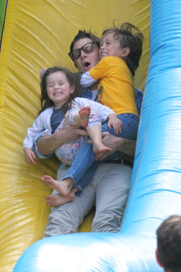 Johnny Knoxville et sa femme Naomi Nelson à Los Angeles avec leurs deux enfants Rocko et Arlo, le 13 avril 2014.