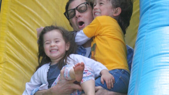 Johnny Knoxville : La star de Jackass se lâche avec ses bambins devant sa belle
