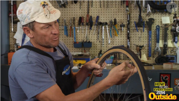Lance Armstrong change une chambre à air, son nouveau job après son scandale lié au dopage sur le Tour de France