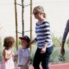 Amy Poehler avec ses fils Archie et Abel à Beverly Hills, le 16 mars 2014