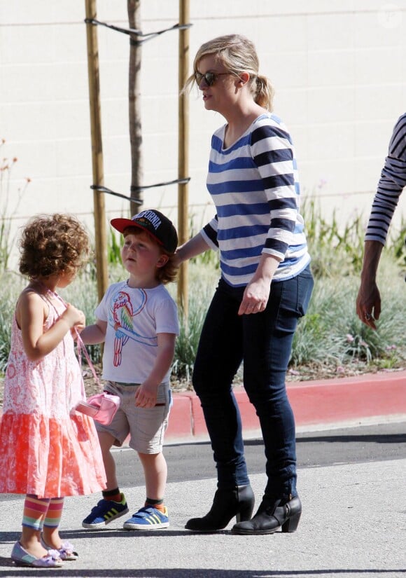 Amy Poehler avec ses fils Archie et Abel à Beverly Hills, le 16 mars 2014