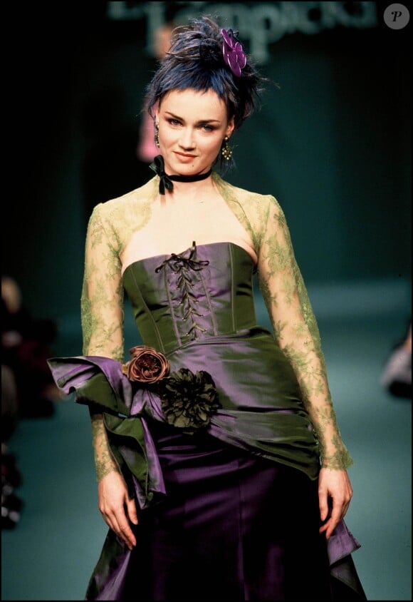 Marine Delterme - Défilé de mode Lolita Lempicka, collection prêt-à-porter automne-hiver 1996-1997. A Paris en 1996.