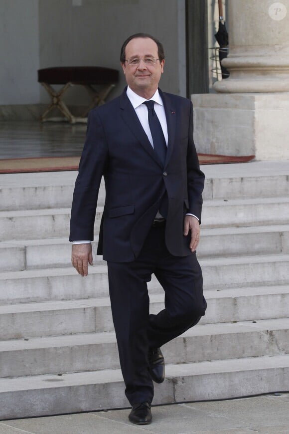 François Hollande quitte le palais de l'Elysée pour se rendre à Bruxelles, le 2 avril 2014.