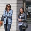 Katie Holmes et une amie se promènent à New York, le 16 avril 2014. Katie Holmes porte un gilet avec des étoiles et un jean slim, l'une de ses signatures lorsqu'elle ne porte pas son boyfriend jean.