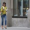 Exclusif - Katie Holmes marche avec des cafés à la main à New York, le 15 avril 2014. La star a retrouvé son sens du style !
