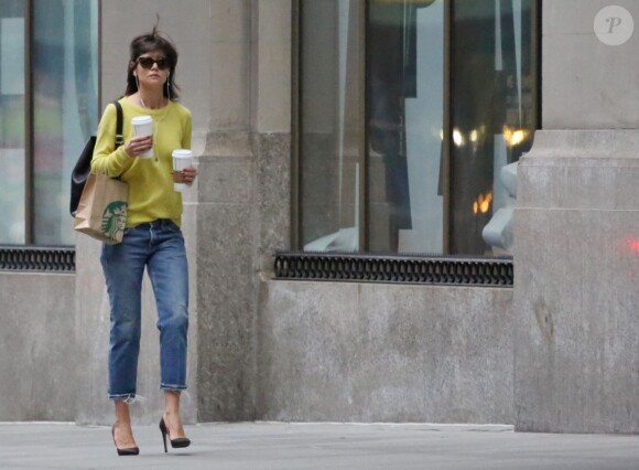 Exclusif - Katie Holmes marche avec des cafés à la main à New York, le 15 avril 2014. La star a retrouvé son sens du style !