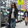 Katie Holmes dans les rues de New York, le 7 mars 2014 dans un streetlook soigné. Bravo Katie !