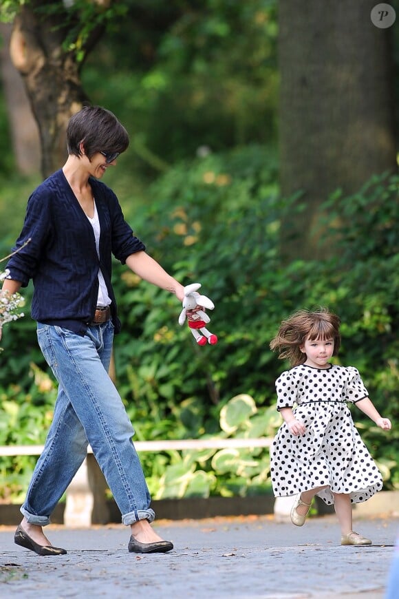 Katie Holmes et Suri lors d'une sortie au parc en août 2008. La belle ne quitte plus son jean boyfriend ! 