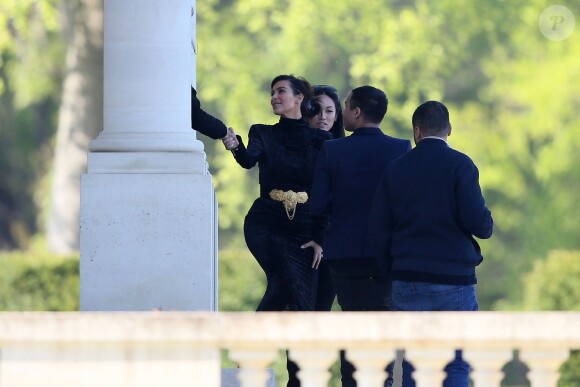 Exclusif - Prix Spécial - Kim Kardashian visite le château "Louis XIV" à Louveciennes, en vue de son mariage avec Kanye West. Le 14 avril 2014. Elle est accompagnée par son ami Olivier Rousteing