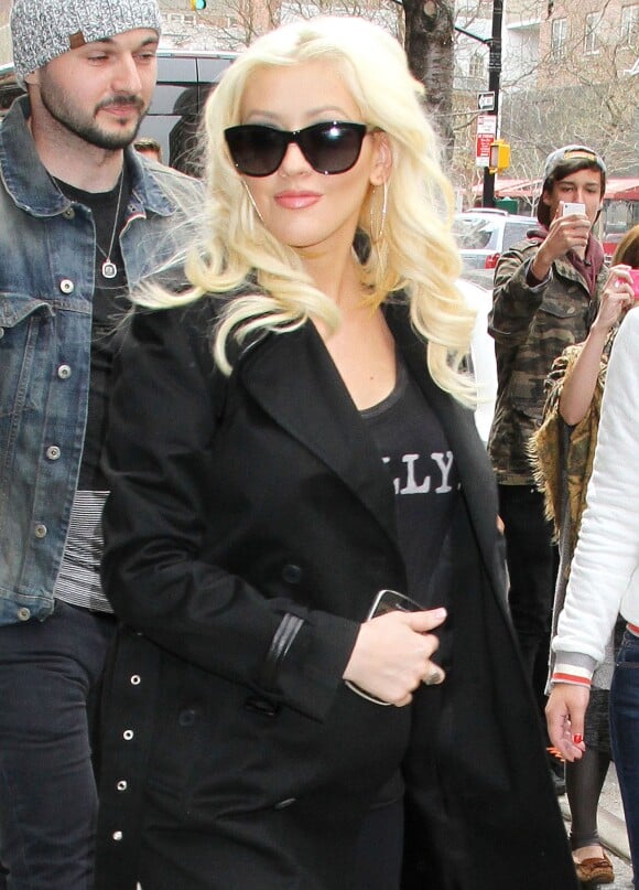 Christina Aguilera (enceinte) avec son fiancé Matt Rutler dans les rues de New York, le 18 avril 2014.