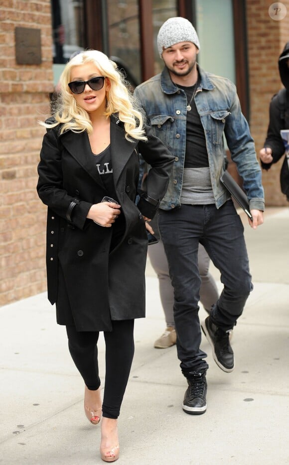 Christina Aguilera (enceinte) se balade avec son fiancé Matthew Rutler à New York, le 18 avril 2014.