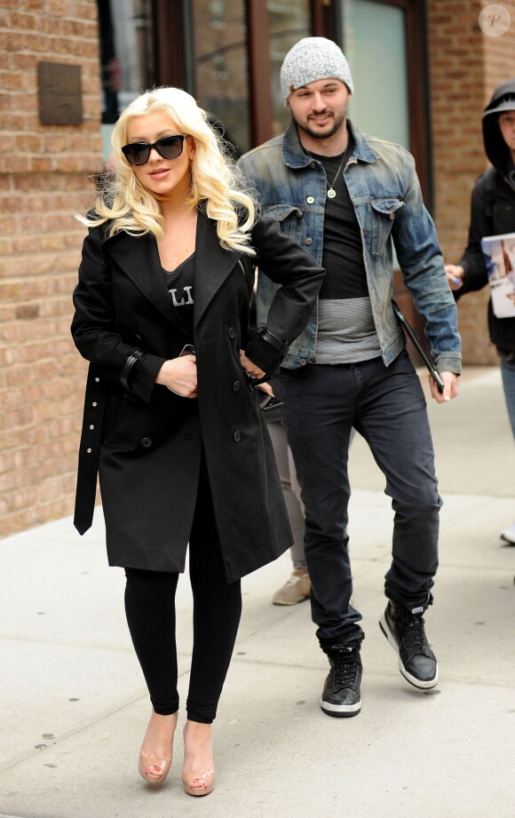 Christina Aguilera (enceinte) et son fiancé Matt Rutler se promènent dans les rues de New York, le 18 avril 2014.