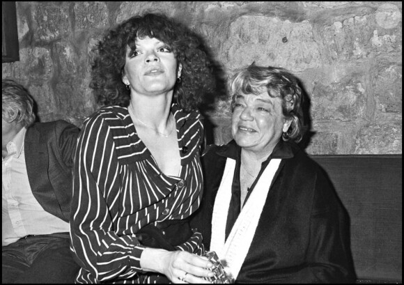 Catherine Allégret et sa mère Simone Signoret lors d'une soirée chez Maxim's à Paris le 26 novembre 1976