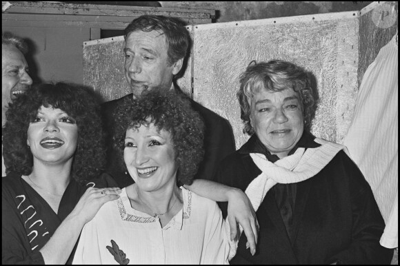 Archives - Catherine Allégret, Yves Montand et Simone Signoret le soir de la première de lapièce "Coupe choux" en 1976.