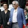 Gérard Darmon et son fils Jules lors du match opposant le PSG Evian Thonon-Gaillard au Parc des Princes à Paris le 23 avril 2014.