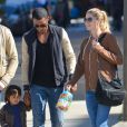 Doutzen Kroes avec son mari Sunnery James et leur fils Phyllon se promènent à New York le 5 octobre 2013.