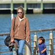 Doutzen Kroes avec son mari Sunnery James et leur fils Phyllon se promènent à New York le 5 octobre 2013.