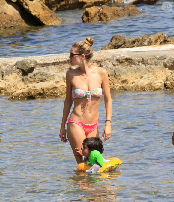 Doutzen Kroes en vacances avec son mari Sunnery James et leur fils Phyllon a Ibiza en Espagne le 5 aout 2013.
